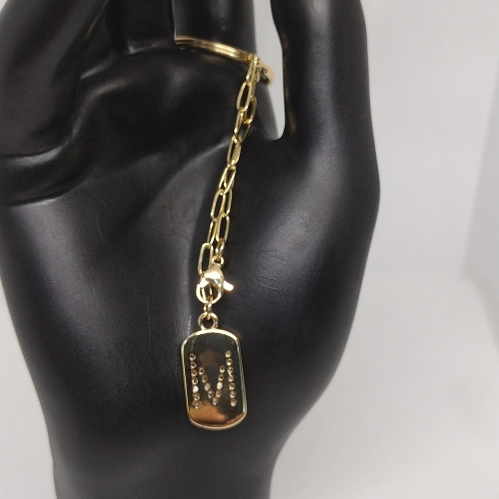 Elegant Gold Keychain with Stylish ‘M’ Pendant – Perfect Gift - Picture 3 of 4